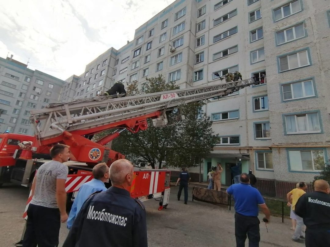 Инспекторы ГПН устанавливают причину пожара в квартире, где находилось 5 детей